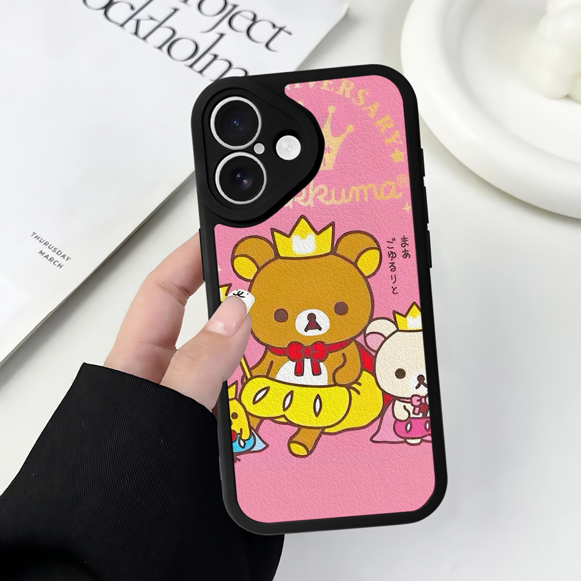 （画像用） リラックマ リラックマ キイロイトリ Rilakkuma Korilakkuma Kiiroitori 【iPhone 16シリーズ対応】シリコンスマホケース（レザー調） 材質：シリコン